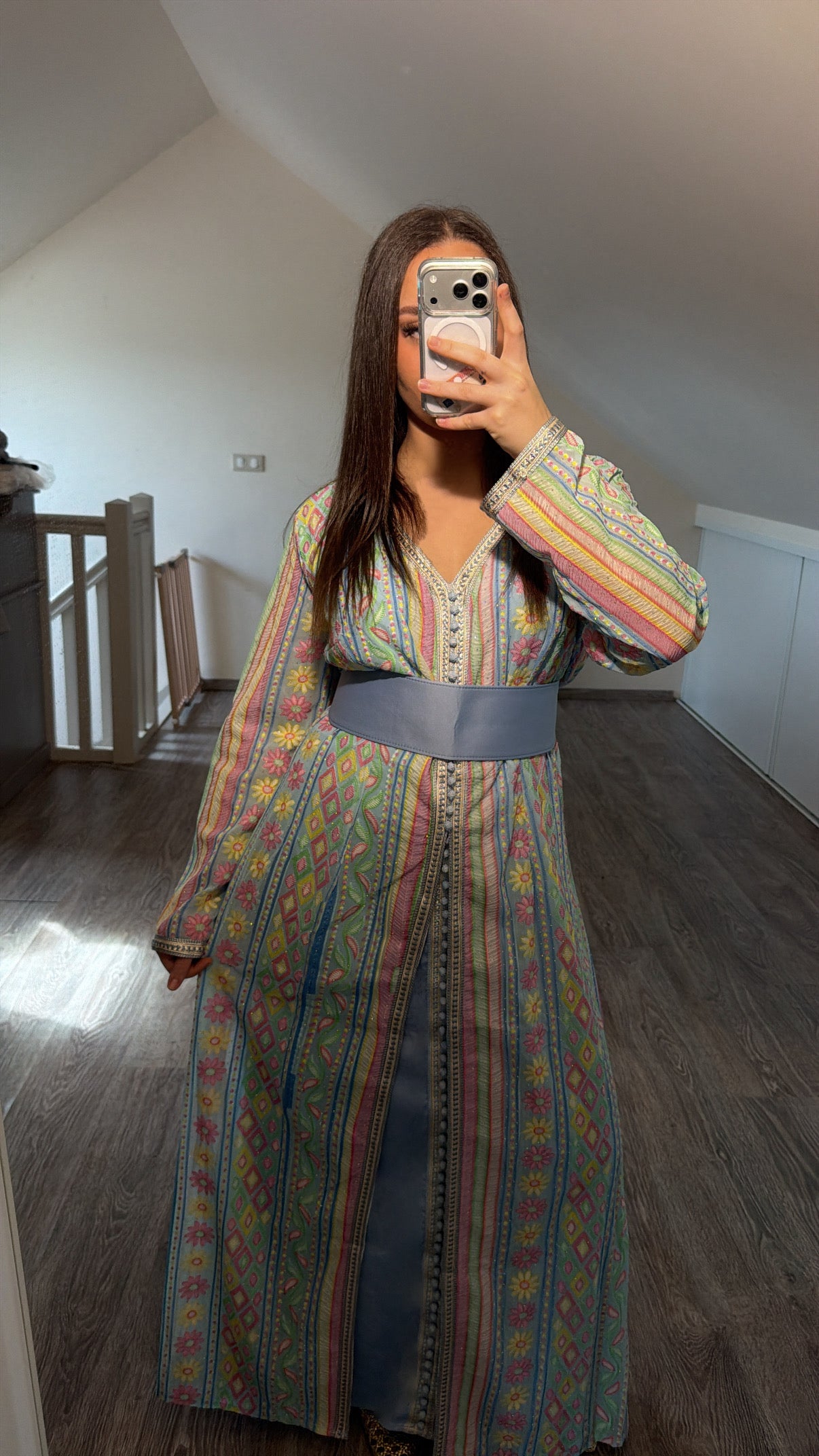 Caftan pastel brodé